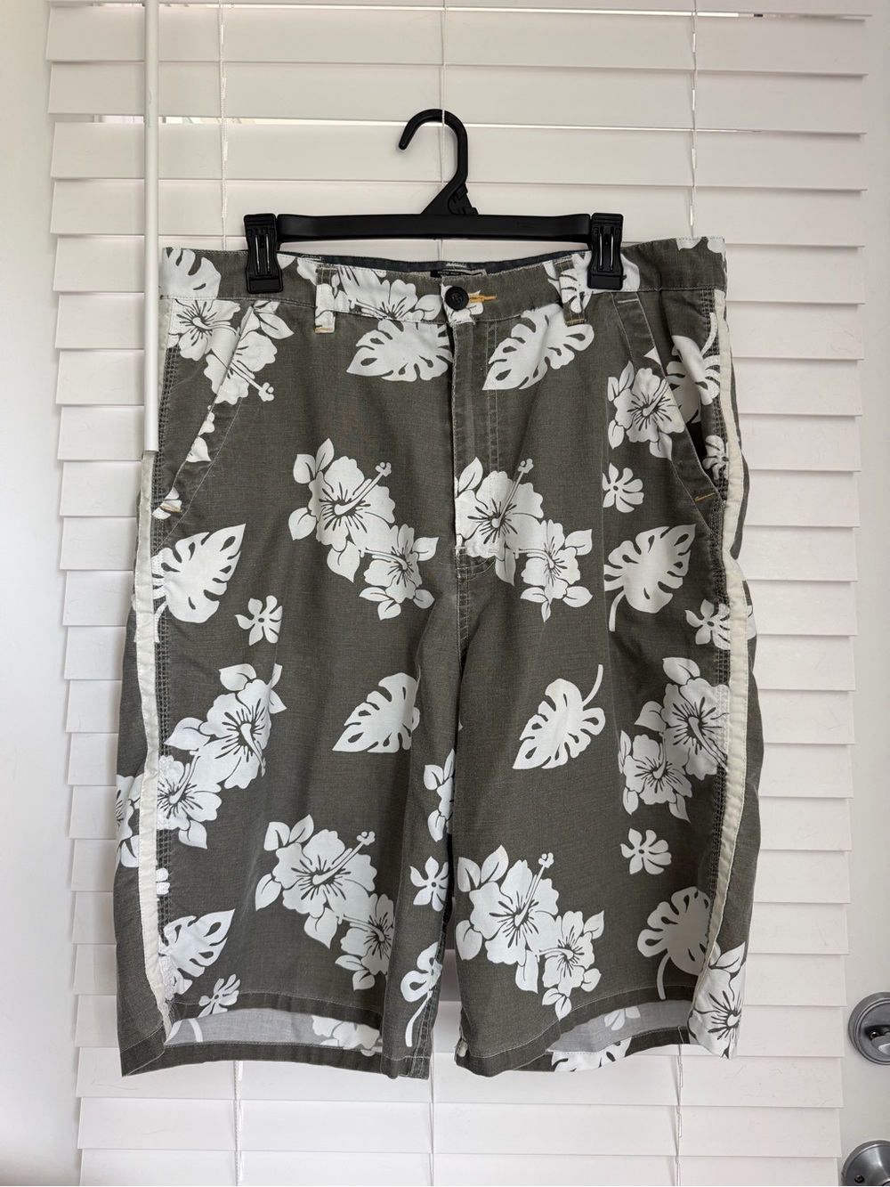 Arizona Jean Company Grey & White Hawaiian Floral Men's Shorts